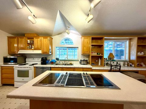 Tiny photo for 370 Highway 422, Chiloquin, OR 97624 (MLS # 220211425)