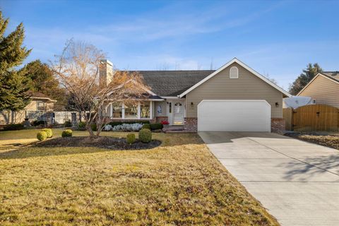 Photo of 2365 NE Lakeridge Drive, Bend, OR 97701 (MLS # 220214913)