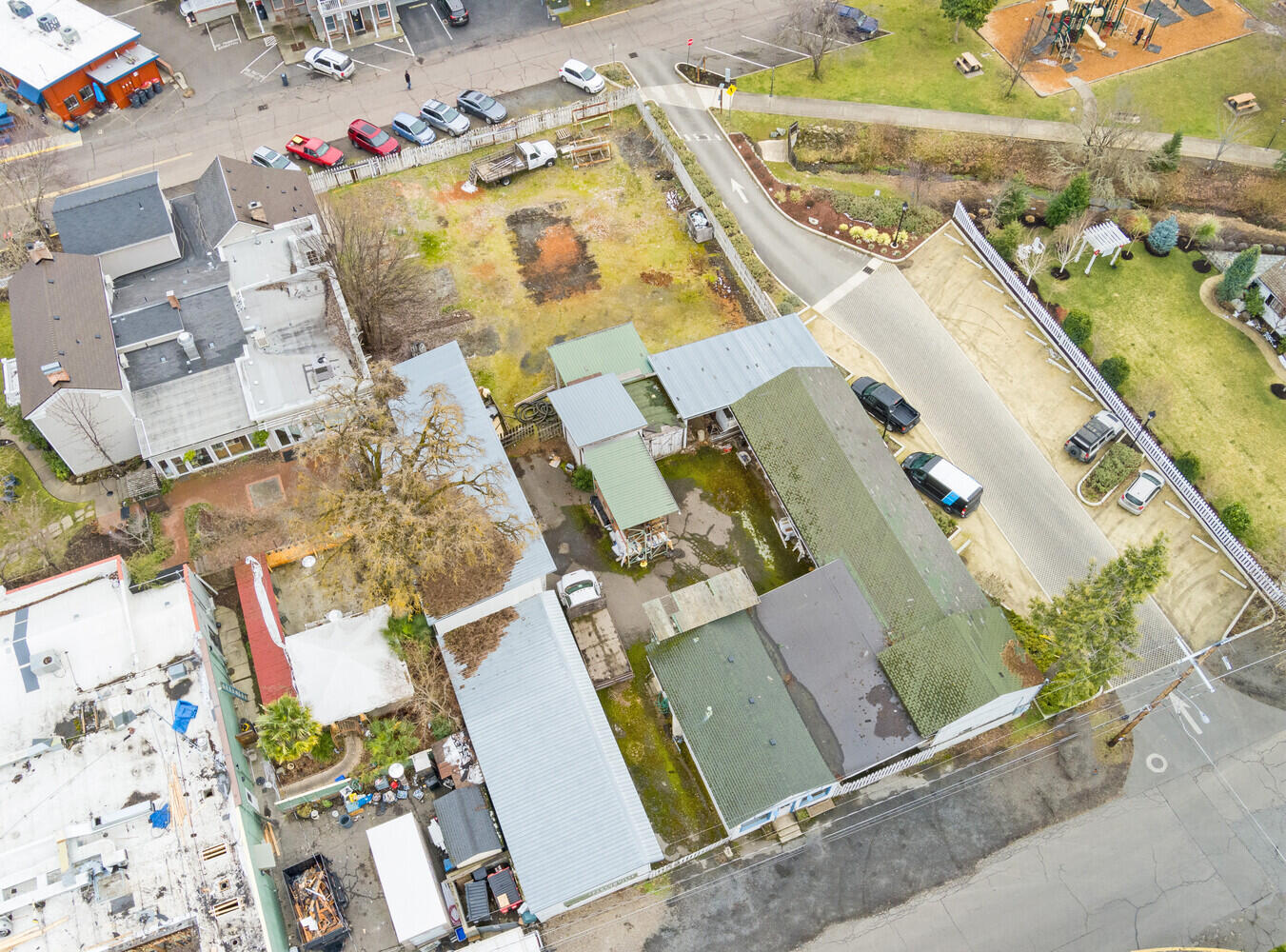 Main image without alt text