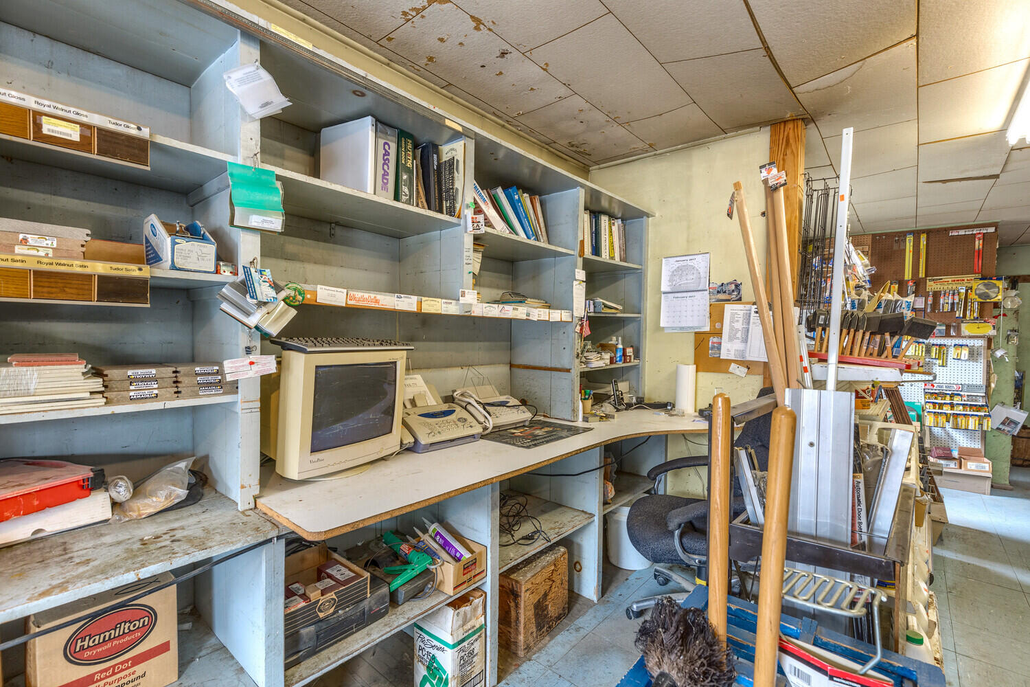 Main image without alt text