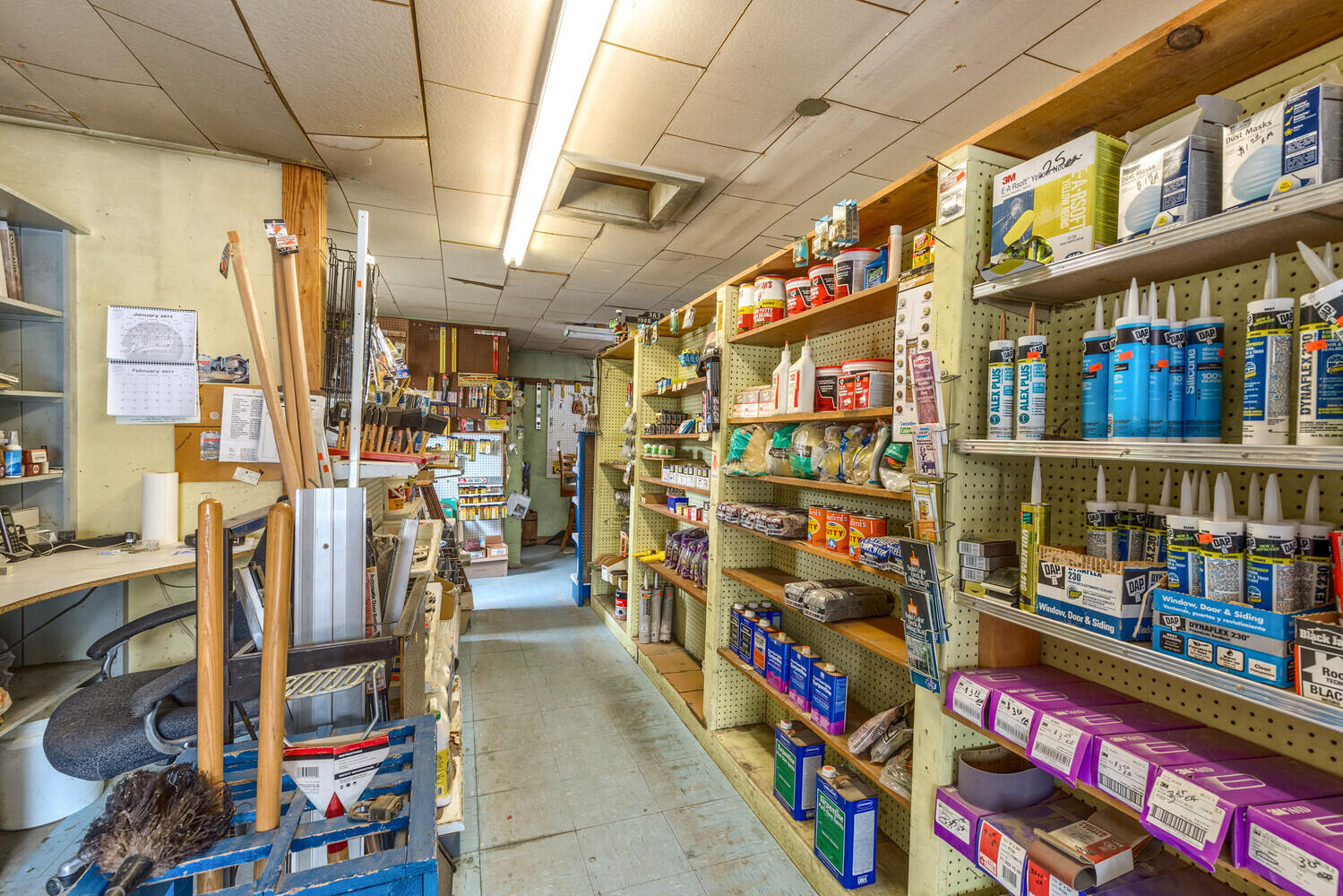 Main image without alt text