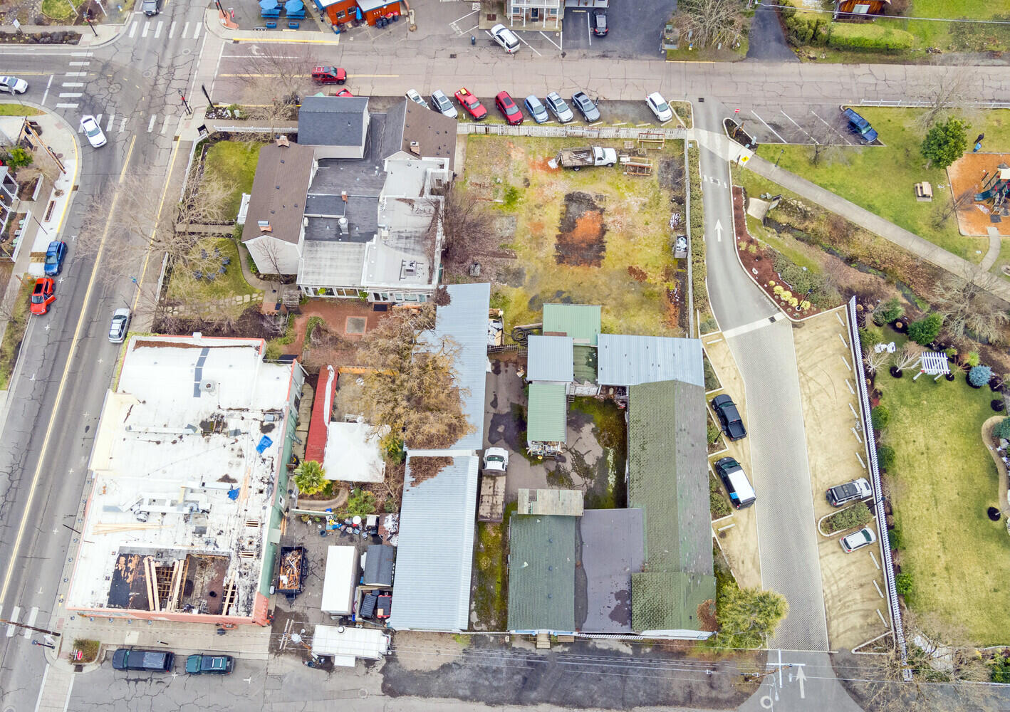 Main image without alt text