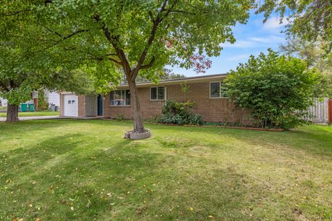 Tiny photo for 5714 Schiesel Avenue, Klamath Falls, OR 97603 (MLS # 220210670)