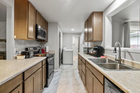 Tiny photo for 5714 Schiesel Avenue, Klamath Falls, OR 97603 (MLS # 220210670)