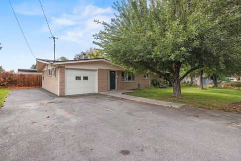 Tiny photo for 5714 Schiesel Avenue, Klamath Falls, OR 97603 (MLS # 220210670)