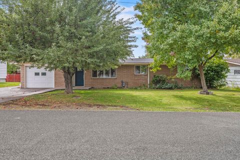 Tiny photo for 5714 Schiesel Avenue, Klamath Falls, OR 97603 (MLS # 220210670)