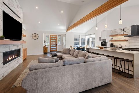 Tiny photo for 57752 Lassen Lane #9, Sunriver, OR 97707 (MLS # 220219571)