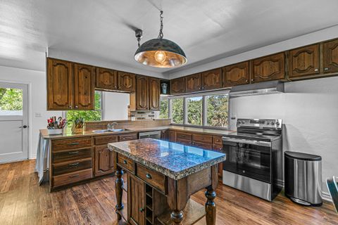 Tiny photo for 2500 Capital Avenue, Medford, OR 97504 (MLS # 220211109)