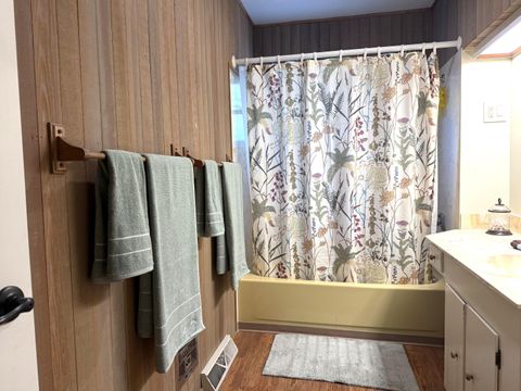 Tiny photo for 2500 Capital Avenue, Medford, OR 97504 (MLS # 220211109)