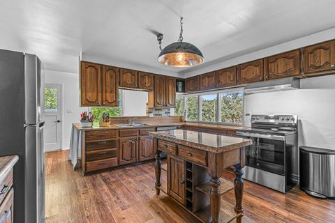 Tiny photo for 2500 Capital Avenue, Medford, OR 97504 (MLS # 220211109)