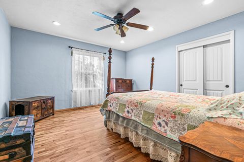 Tiny photo for 2500 Capital Avenue, Medford, OR 97504 (MLS # 220211109)