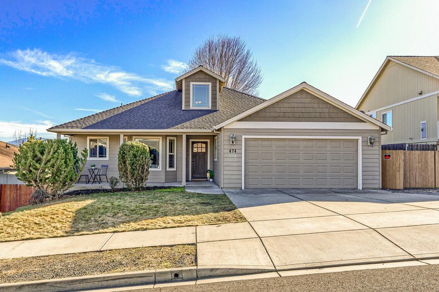 Come take a look at this great home located in one of Eagle Point's most desirable neighborhoods. This split floor plan 3 bed 2 bath, open floor plan home has ample light and sits on a roomy lot. The spacious kitchen has ample cabinet and counter space, an island with bar seating, and new wide plank laminate flooring that runs throughout the kitchen and into the living room. The master bedroom has coffered ceilings with accent lighting, double vanity, and a large walk-in closet that won't disappoint. The large yard has room to run around in, space for garden boxes for those green thumbs, and is fenced for the furry friends.