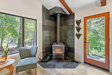 Tiny photo for 512 Bonnie Lane, Grants Pass, OR 97527 (MLS # 220210655)