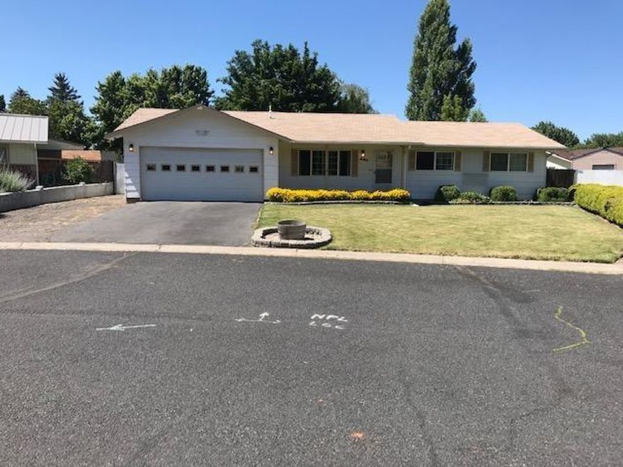 This nice home is located in a cul-de-sac in a great suburban neighborhood. 3 bedroom 1 bath. Gas forced air Heat. Air conditioning. Clean and neat and ready for a new buyer.