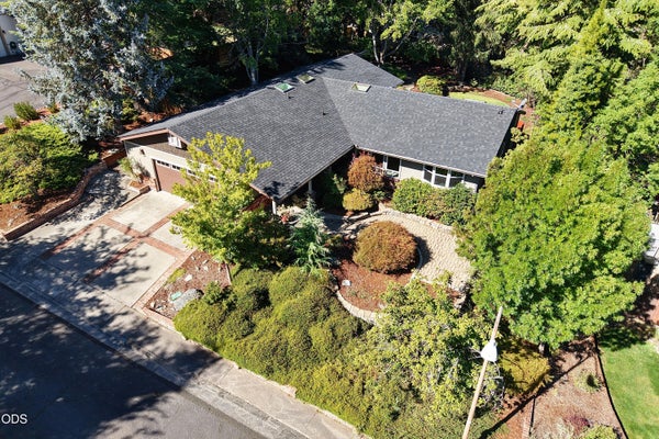 76 MONTEREY DR, MEDFORD, OR 97504 - Image a3848327deb57cb686409a942eca50d6/3786239205