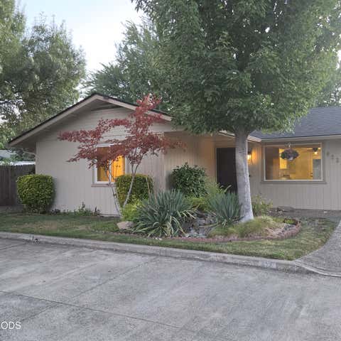 Tiny photo for 632 SW Sunwood Way, Grants Pass, OR 97526 (MLS # 220226965)