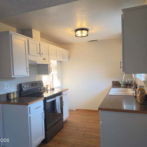 Tiny photo for 632 SW Sunwood Way, Grants Pass, OR 97526 (MLS # 220226965)