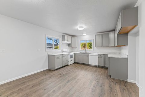 Tiny photo for 512 King Street, Medford, OR 97501 (MLS # 220214961)