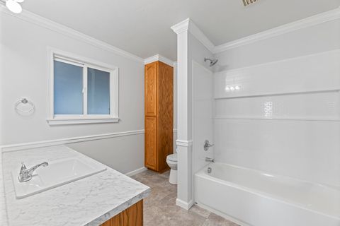 Tiny photo for 512 King Street, Medford, OR 97501 (MLS # 220214961)