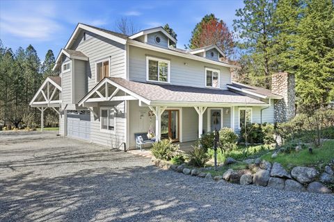 Photo of 916 Ferry Road, Grants Pass, OR 97526 (MLS # 220217627)