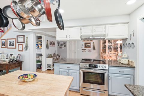 Tiny photo for 916 Ferry Road, Grants Pass, OR 97526 (MLS # 220217627)