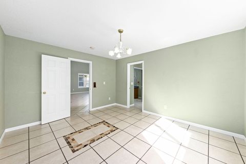 Tiny photo for 842 W 14th Street, Medford, OR 97501 (MLS # 220219470)