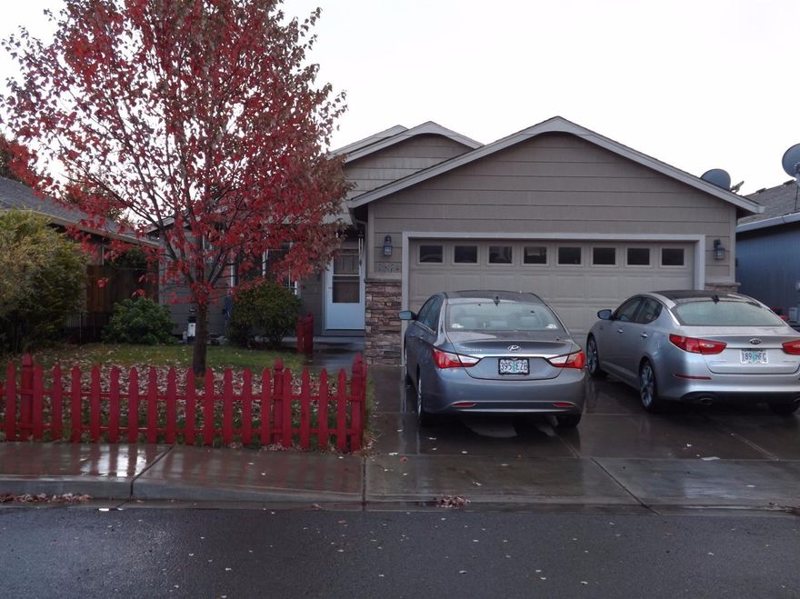 Beautiful, clean home built by Barber Homes. Vaulted ceilings, fans, plant shelves. Granite counter top in kitchen and bathrooms. Stainless steel appliances. Large pantry. Large dining room. Spacious open design. Neutral colors, inside laundry. Fenced yard with in-ground sprinkler system. Finished double car garage with opener/ Great home, great, great offering.