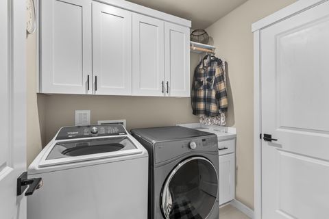 Tiny photo for 19318 SW Marshmallow Place, Bend, OR 97702 (MLS # 220215205)