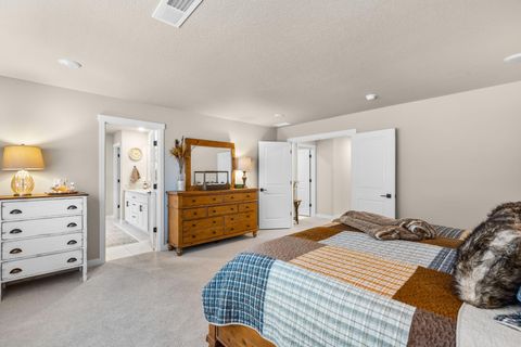 Tiny photo for 19318 SW Marshmallow Place, Bend, OR 97702 (MLS # 220215205)