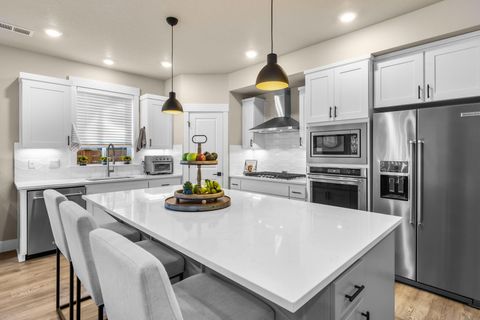 Tiny photo for 19318 SW Marshmallow Place, Bend, OR 97702 (MLS # 220215205)