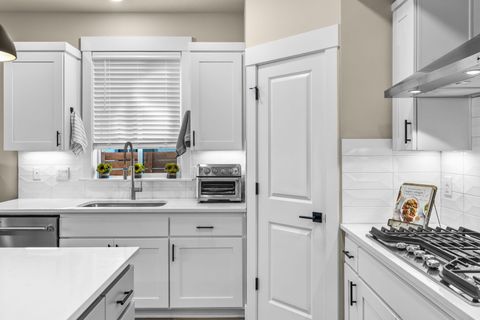 Tiny photo for 19318 SW Marshmallow Place, Bend, OR 97702 (MLS # 220215205)