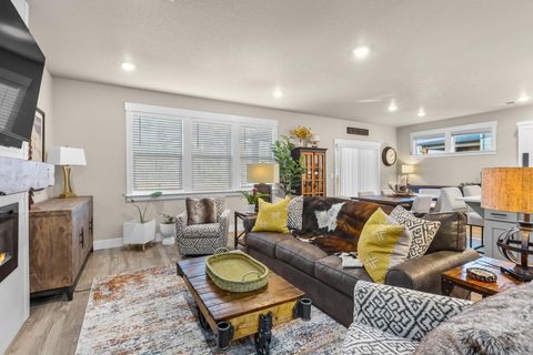 Tiny photo for 19318 SW Marshmallow Place, Bend, OR 97702 (MLS # 220215205)