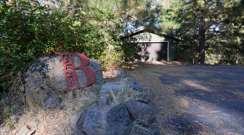 Photo of 951 Ponderosa Drive, Klamath Falls, OR 97601 (MLS # 220229735)