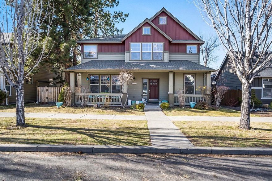 Fantastic Skyliner Summit 4 bedroom home. Large great room space with open feel to dining and kitchen areas. Main level bedroom  can be used as office or bedroom. Large main level laundry room. Large master suite is located upstairs and with adjacent master bath. Both guest bedrooms upstairs are generous in size and share a Jack and Jill bathroom. The upstairs landing space makes for a great office space. The backyard is fenced and landscaped, with alley access, to give the front of the home charm. This home is located in close proximity to two of the parks in Skyliner Summit, schools, and restaurants.