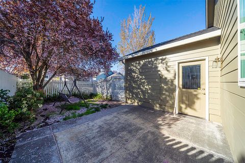 Tiny photo for 3350 Edgewater Drive, Medford, OR 97504 (MLS # 220217809)