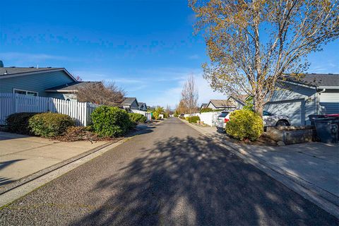 Tiny photo for 3350 Edgewater Drive, Medford, OR 97504 (MLS # 220217809)