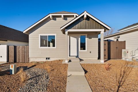 Photo of 4011 SW Obsidian Place #145, Redmond, OR 97756 (MLS # 220217019)