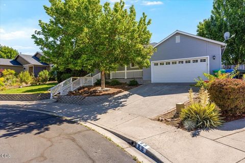 Photo of 17 Meadowfield Circle, Eagle Point, OR 97524 (MLS # 220223542)