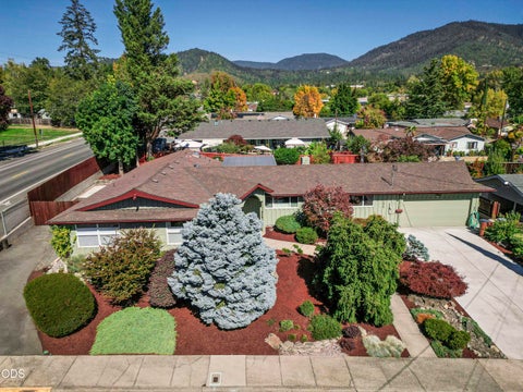 Photo of 734 NW Midland Avenue, Grants Pass, OR 97526 (MLS # 220229437)