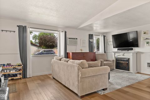 Tiny photo for 1831 SW 31st Street, Redmond, OR 97756 (MLS # 220224411)