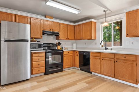 Tiny photo for 1831 SW 31st Street, Redmond, OR 97756 (MLS # 220224411)
