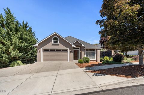 Photo of 4643 Hathaway Drive, Medford, OR 97504 (MLS # 220223724)