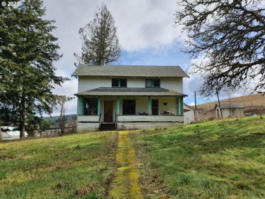 105+/- acre hay & cattle ranch w irrigation rights out of the South Fork of the Siuslaw River which runs through the
property, Hay field consists primarily of Class 2 McAlpin soil. Beautiful location, & sweeping views. Ponds, well placed mainline for
irrigation, great topography combo. Irrigation pump and pipelines stay with the property. Structures need work. 120x70 Hay &
livestock barn lost it's roof in unprecedented snow load of 2019. Shop has loading dock up top & cement floor lower level