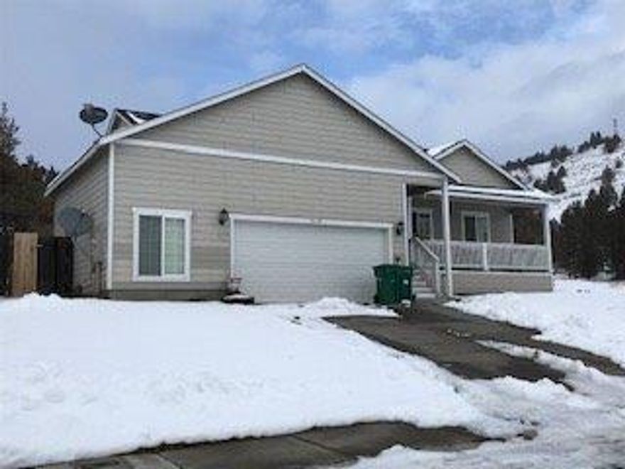 Beautiful 3 bedroom, 2 bath home in Southview. The open floor plan has a nice size living room with gas fireplace and vaulted ceilings. Kitchen is spacious with breakfast bar and stainless appliances. Master bedroom has plenty of room and a walk-in closet. Enjoy BBQ's on the large back patio and coffee on the cozy covered front porch. Seller is re-siding and painting the house,buyers can choose the color if an offer is accepted soon.