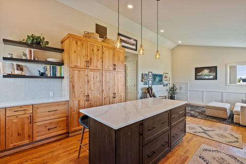 Tiny photo for 65280 94th Street, Bend, OR 97703 (MLS # 220217451)