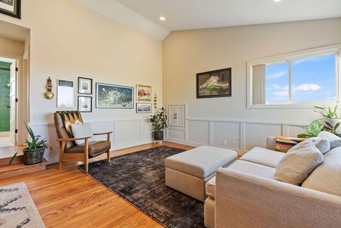 Tiny photo for 65280 94th Street, Bend, OR 97703 (MLS # 220217451)