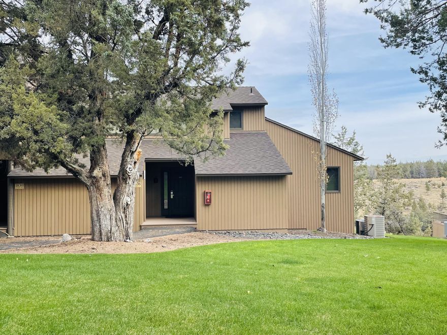 Come be an owner of this fantastic 4 week fractional in Eagle Crest Resort! With a view of the Deschutes River and canyon you can relax in style. Take part in all the amenities of the resort like sports centers, gyms, hot tubs, pools, tennis, racquetball, pickle ball, a sauna, hiking, biking, and so much more.