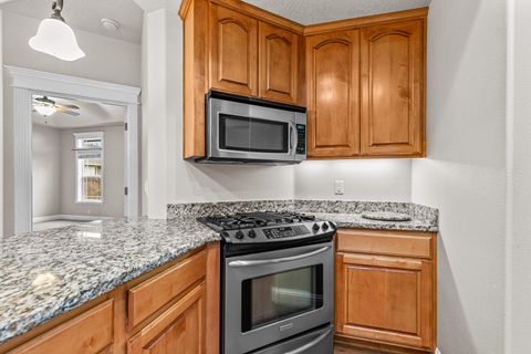 Tiny photo for 2092 SW Ford Street, Grants Pass, OR 97526 (MLS # 220213222)