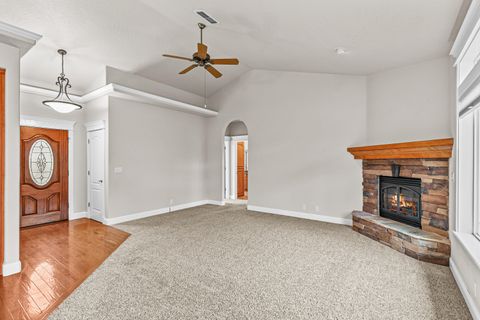 Tiny photo for 2092 SW Ford Street, Grants Pass, OR 97526 (MLS # 220213222)