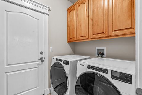 Tiny photo for 2092 SW Ford Street, Grants Pass, OR 97526 (MLS # 220213222)